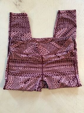 Fabletics Capri Lace-Pattern Leggings in Pink & Burgundy size large